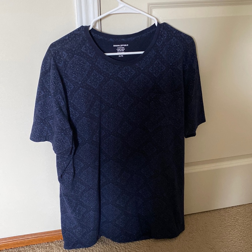 Banana Republic, fitted crew, navy blue pattern t shirt. Size XL